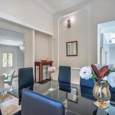Elegant Classic Close To Nikki Marbella