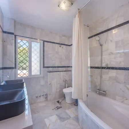 Elegant Classic Close To Nikki Marbella