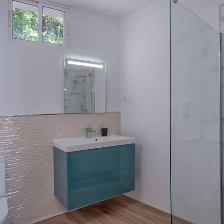 Elegant Classic Close To Nikki Marbella